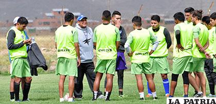 Cossío dialoga con sus dirigidos antes de la práctica futbolística de ayer