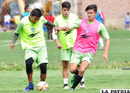 Torrico domina el balón ante la marca de Arzabe