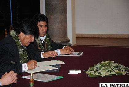 Momento en el que el Presidente Evo Morales promulga la Ley de la Coca /APG