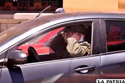 Esta ley sancionará a conductores que usen el celular al conducir su vehículo