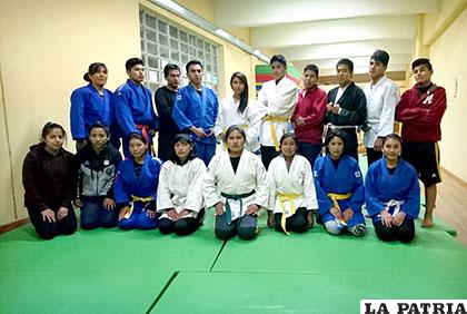 Judocas orureños que se preparan para los Judejut