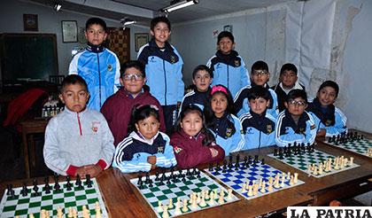 Integrantes de la delegación de Oruro que concurren al nacional de ajedrez