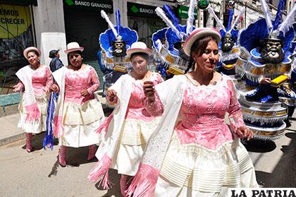 Los bordadores se apoderaron del centro histórico de la ciudad