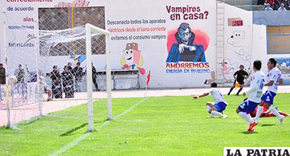 Nicoll Taboada anota el tercer gol de los 