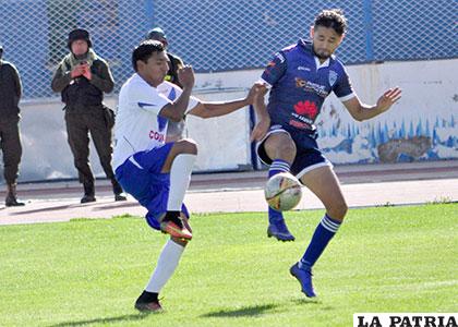 Didí Torrico disputa el balón con Edivaldo Rojas