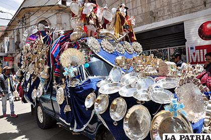 La platería relució en la entrada de los Bordadores