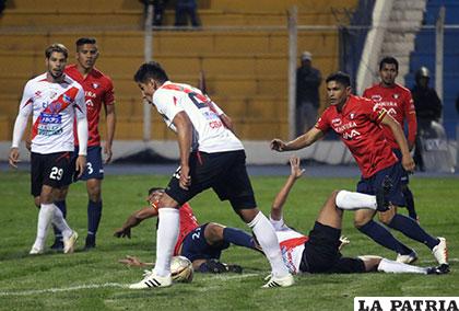 La acción del partido que se disputó en la Villa Imperial con empate 0-0 /APG