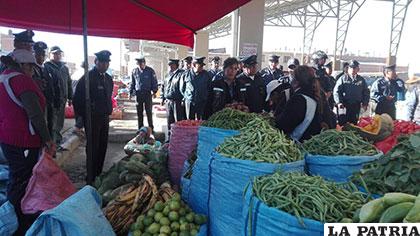 Comerciantes del mercado Kantuta desconocen las normas municipales