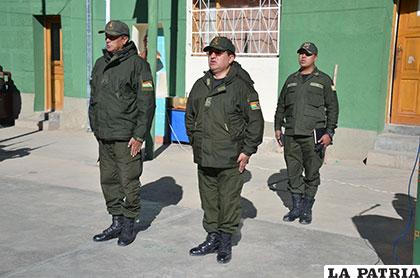 Durante el Himno Nacional, las dos principales autoridades policiales, coroneles ?scar Rojas (izquierda) y Gustavo Garnica (derecha)