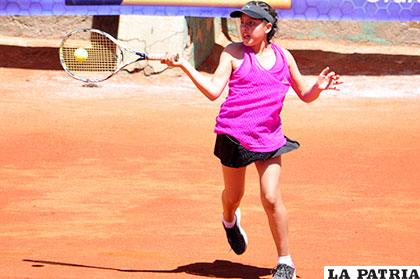 La tenista Luciana Flores pretende seguir superándose en el tenis