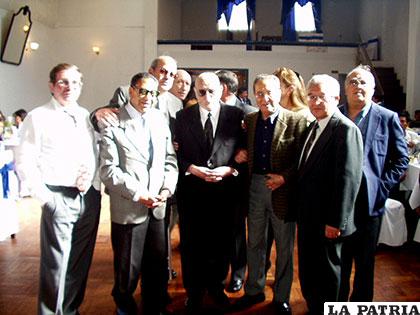 Zabalaga (segundo desde la derecha), estuvo con don Enrique Miralles y periodistas de su 
