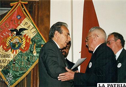 Guillermo Fortún, presidente de la Cámara de Senadores, entrega la 