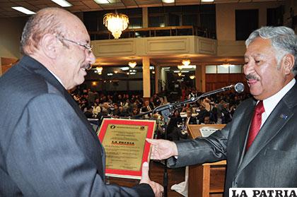 Miralles recibe un reconocimiento a nombre de LA PATRIA por la Asociación de Periodistas de Oruro, representada por Juan Laura