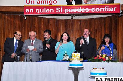Mientras unos la cantaban con sentimiento otros tenían dificultades para aprender la letra
