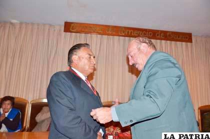Alfredo Luján recibió la medalla Enrique Miralles en 2011