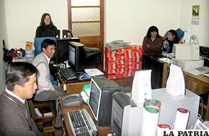 Flores (izq.) también formó parte de la Redacción