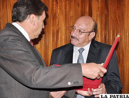 En muchas oportunidades recibió galardones a nombre del periódico