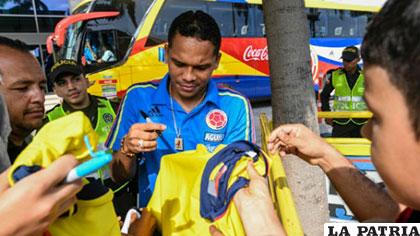 El delantero colombiano Carlos Bacca llegó ayer a Barranquilla /canalrcn.com