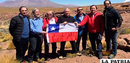 Comitiva chilena levanta la bandera de su país en el Silala /ERBOL