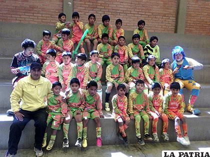 Los alumnos de la escuela Orellana junto a su entrenador