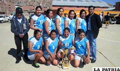 Integrantes del plantel de Real Quillacas, campeonas en Primera de Ascenso