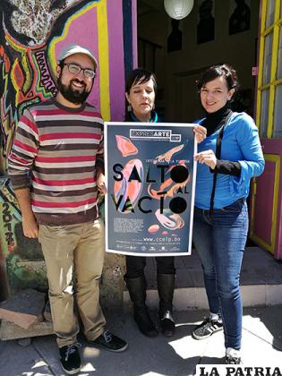 Los representantes del Centro Cultural España muestran el afiche oficial del Expresarte 2017