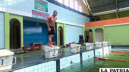 El deportista José Marza entrena los fines de semana en la pileta de Capachos