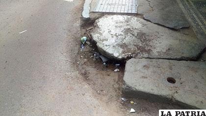 La basura de a poco va tapando las bocatormentas y sumideros