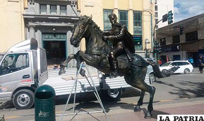 Rolando Rocha presentó en la plaza 10 de Febrero su escultura a Simón Bolívar