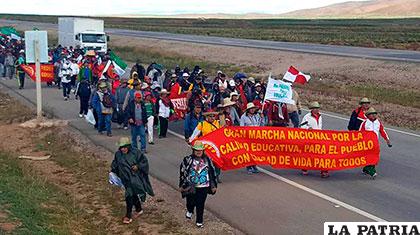 Marcha que protagonizaron los maestros desde Caracollo a La Paz /APG