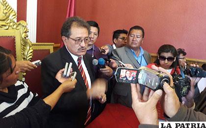 El alcalde Edgar Bazán en conferencia de prensa improvisada /Archivo