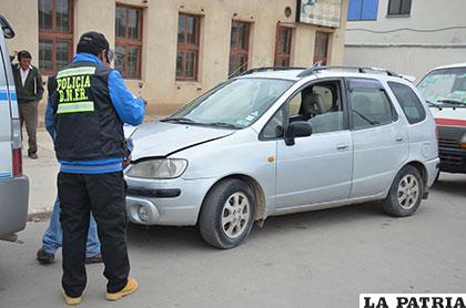 Un funcionario policial verifica documentos de uno de los conductores