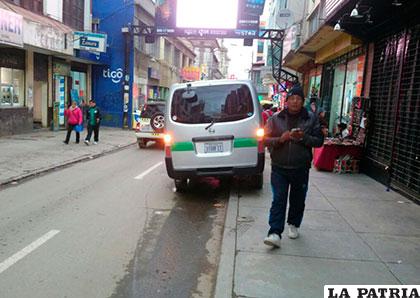 El coche del infractor parqueado con dos llantas sobre la vereda /WhatsApp