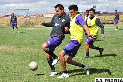 Alex Gutiérrez y Marcos Barrera, disputan el balón