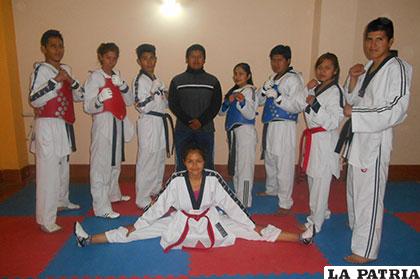 Deportistas orureños con el grado de cintas negras
