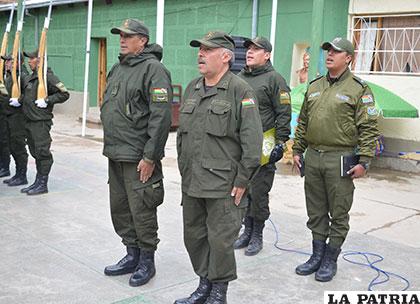 En primer plano el nuevo subcomandante de Policía, coronel Raúl Angulo
