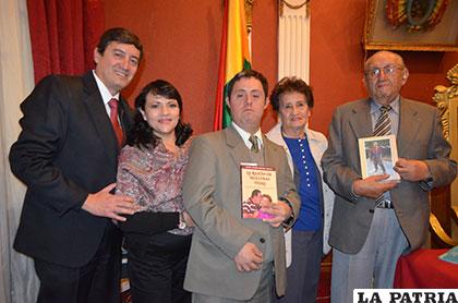La familia de Carlos Martínez (primero derecha) acompañó la presentación de su libro