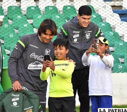 Niños seguidores de la Selección se toman una selfie con Martins y Lampe /APG