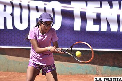 Francis Urquidi, la tenista orureña mejor calificada, que competirá en el torneo