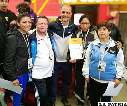 Los entrenadores orureños junto al expositor de taller Sergio Santos