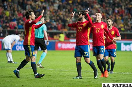 Celebran los españoles, Isco anotó el cuarto de España, 4-1 ante Israel