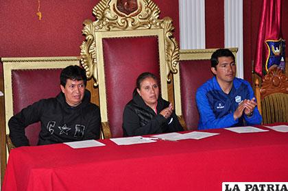 Murillo (dirigente y jugador), Alcócer (presidenta) y Vidal (entrenador)