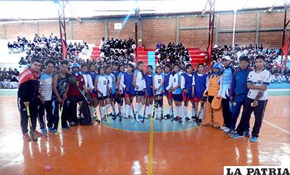 Deportistas que practican el hockey en Oruro