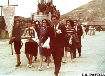 Cofradía y el jefe de danzas, Hugo Mendoza Zapata, en 1972 haciendo su paso por la Avenida Cívica 