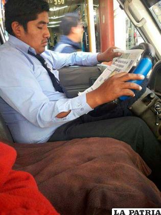 El chofer del minibús lee su periódico mientras conduce en cercanías a la plaza 10 de Febrero /Félix Alanes