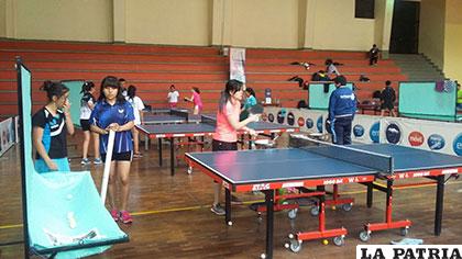 Las orureñas Lenny Rocha y Belén Cortez son capacitadas en tenis de mesa