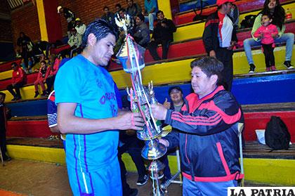 Gálvez, capitán de Administración CNS, recibe el trofeo de subcampeón