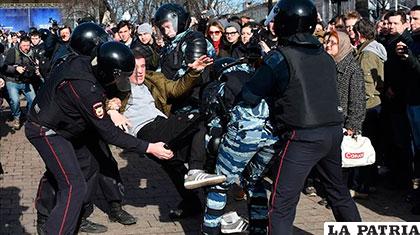 Decenas de detenidos en las manifestaciones contra corrupción en Rusia
