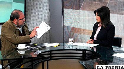 El ministro de Educación, Roberto Aguilar, en entrevista con el canal estatal /ABI.BO