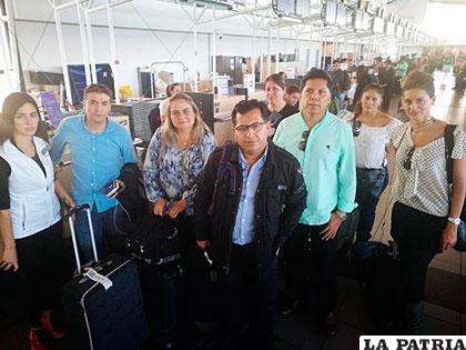 Periodistas que fueron detenidos en el aeropuerto de Santiago /ANF